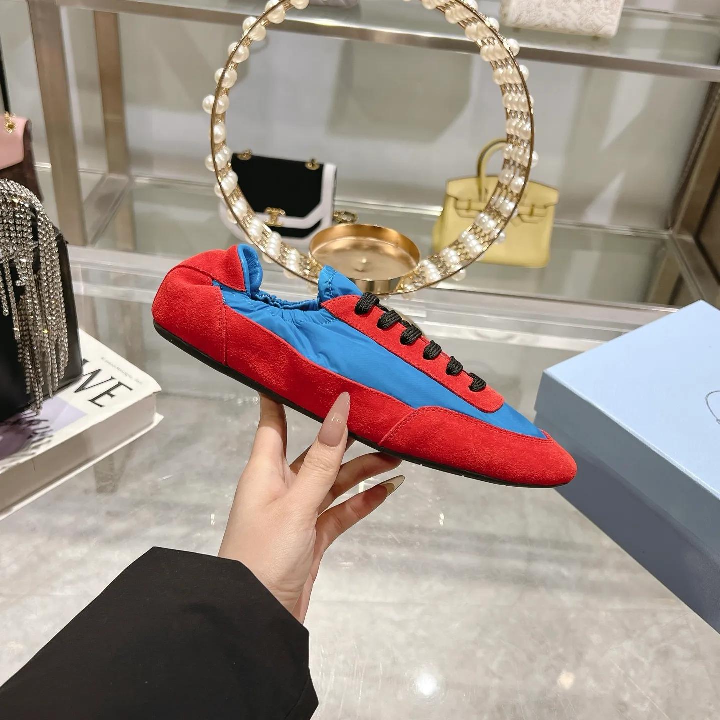 👟👟Ex-factory price 520👟👟Men's size +10 Couple style🎆Prada's new moral training shoes. The upper is suede with texture, and the inner sheepskin is wrapped. It is soft and waxy🎆The insole is thickened with lambskin. It is extremely comfortable to step on, has a sense of support, and feels well wrapped. The shoe shape is full of wrapping, light and easy to wear. A practical casual shoe that makes your legs appear taller! White is clean and refreshing, needed all year round, and can be easily worn with skirts and pants. Upper: imported suede/original molded fabric. Lining: sheepskin. Outsole: rubber outsole! Code number: 35-41 Color: burgundy blue brown green dark green yellow black red gray 9 colors available